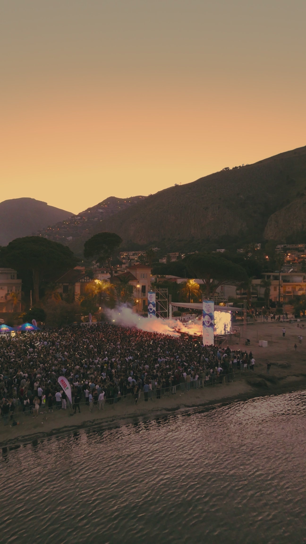 Carica il video: 